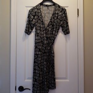 Daisy Fuentes black and white fern wrap dress